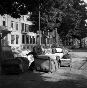 Totaal versleten fauteuils staan buiten in een plantsoen, Bestanddeelnr 900-4357
