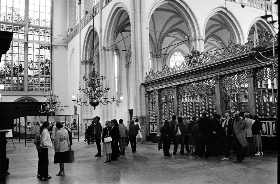 Tourisme touristen in Nieuwe Kerk op de Dam in Amsterdam, Bestanddeelnr 930-9089