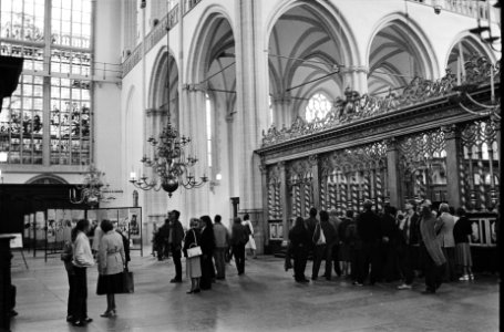 Tourisme touristen in Nieuwe Kerk op de Dam in Amsterdam, Bestanddeelnr 930-9089