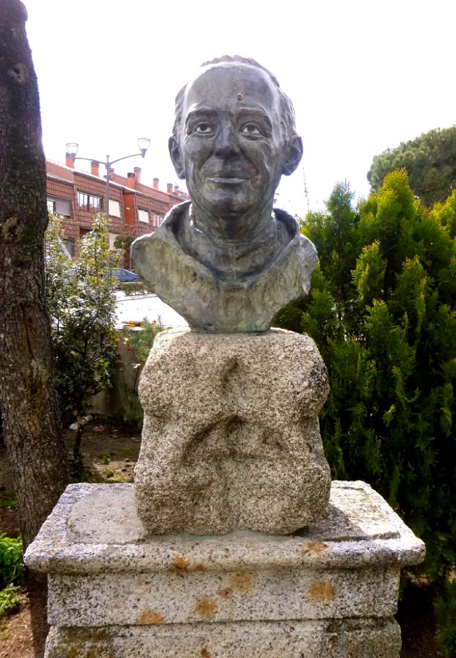 Torrelodones - Monumento al párroco Francisco Oyamburu Goicoechea