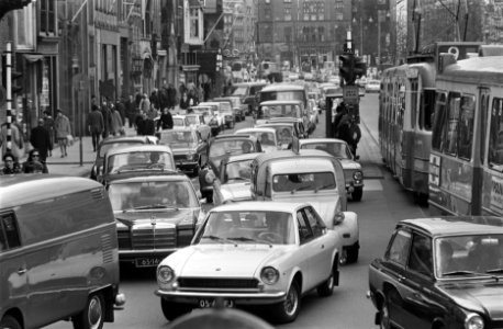Touristen in Amsterdam in verband met Pasen. Verkeersdrukte, Bestanddeelnr 923-3873