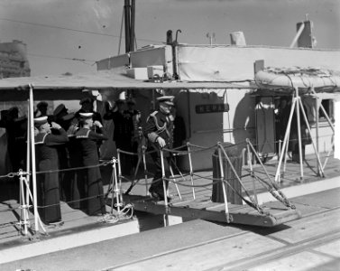 Torpedovlootjager Nepal met Lord Fraser , aan wal gaan, Bestanddeelnr 903-9547