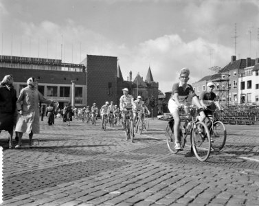 Tour de Verenigde Naties in Arnhem gestart, rennersveld op de Markt te Arnhem, Bestanddeelnr 911-4332