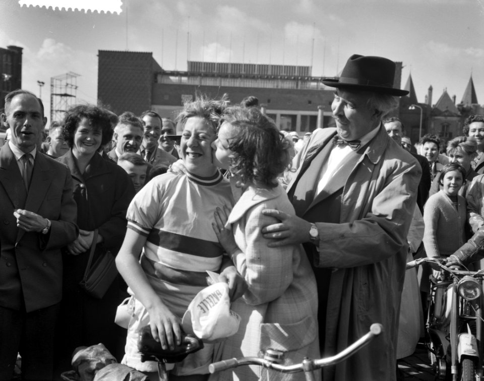 Tour de Verenigde Naties in Arnhem gestart, acteur Hans Tiemeyer met moeder die , Bestanddeelnr 911-4334