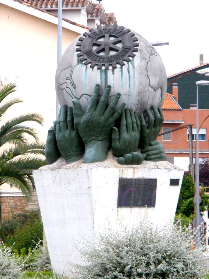 Torrelavega - Grupo Escultorico Bulevar Ronda (Rotarios)