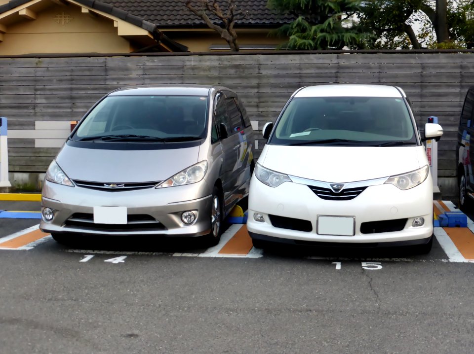 Toyota ESTIMA (2nd generation & 3rd generation HYBRID) front