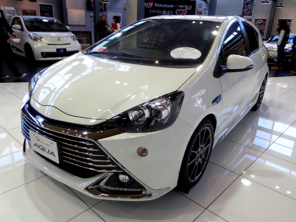 Toyota AQUA G's (NHP10) front