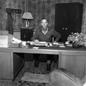 Town-Major-Office van Den Haag. Canadese stadscommandant achter een bureau, Bestanddeelnr 900-5353