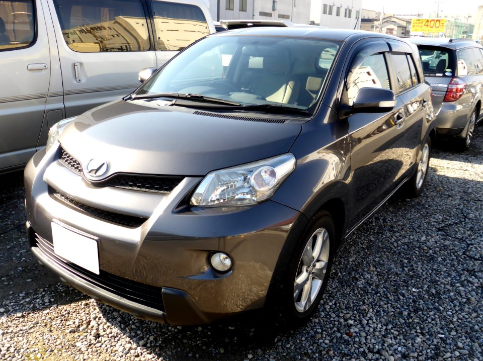 Toyota ist 150G (NCP110) front