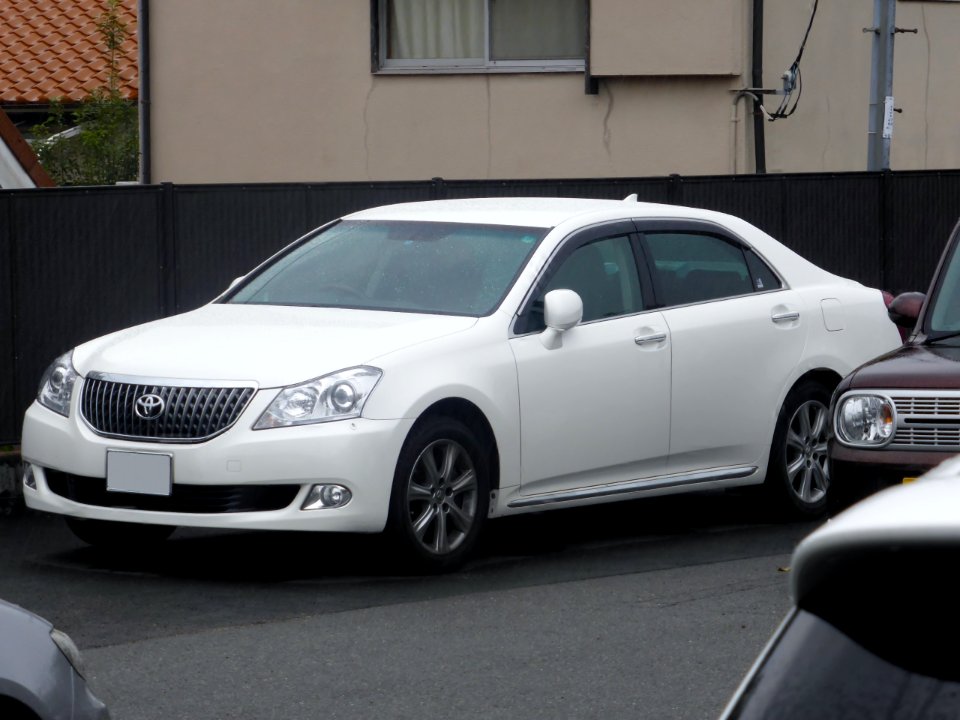 Toyota CROWN MAJESTA (S200) front