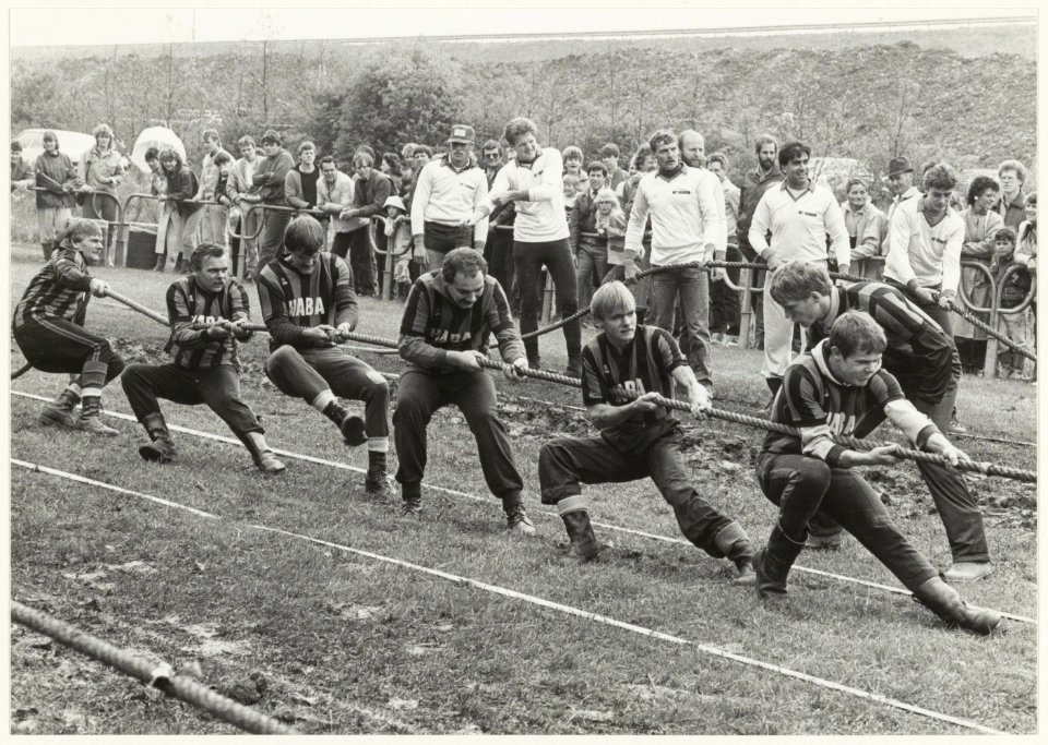 Touwtrekwedstrijd in recreatiegebied Spaarnwoude. NL-HlmNHA 54006080
