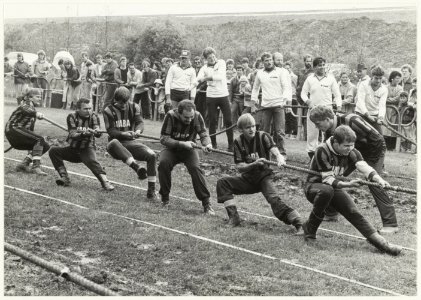 Touwtrekwedstrijd in recreatiegebied Spaarnwoude. NL-HlmNHA 54006080