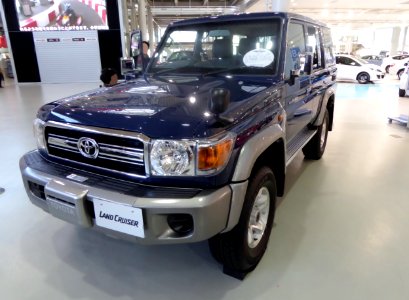 Toyota LAND CRUISER VAN 4WD (GRJ76K) front
