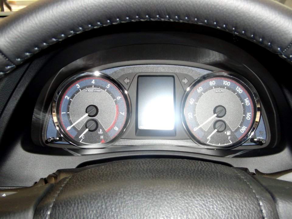 Toyota Auris S Package interior