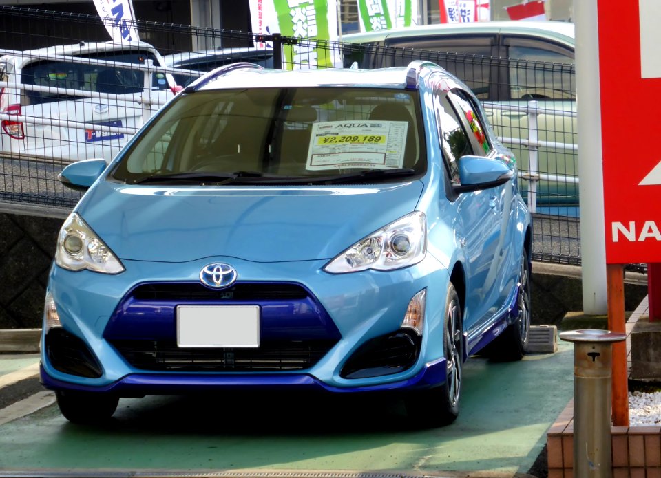 Toyota AQUA X-URBAN (NHP10) front