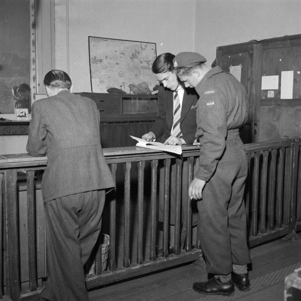 Town-Major-Office van Den Haag Canadese militair van de verbindingsdienst krijg, Bestanddeelnr 900-5357