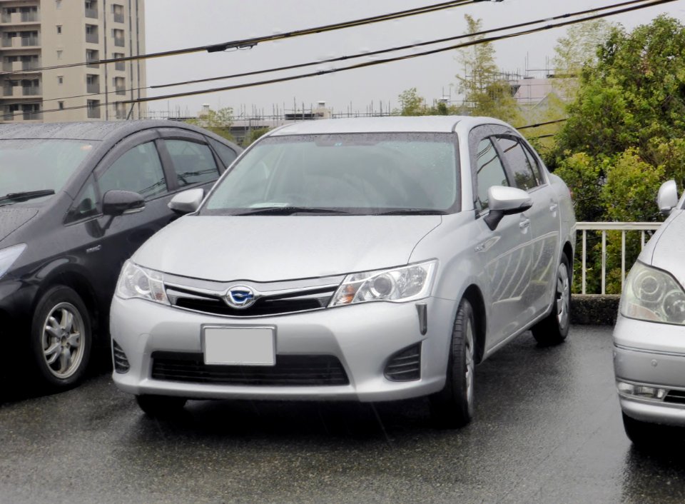 Toyota Corolla Axio Hybrid (NKE165) front