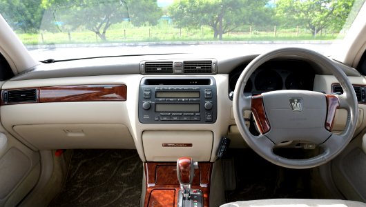 Toyota Crown Royal Extra Limited GS171 interior