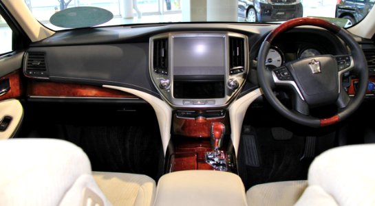 Toyota Crown Majesta S210 interior