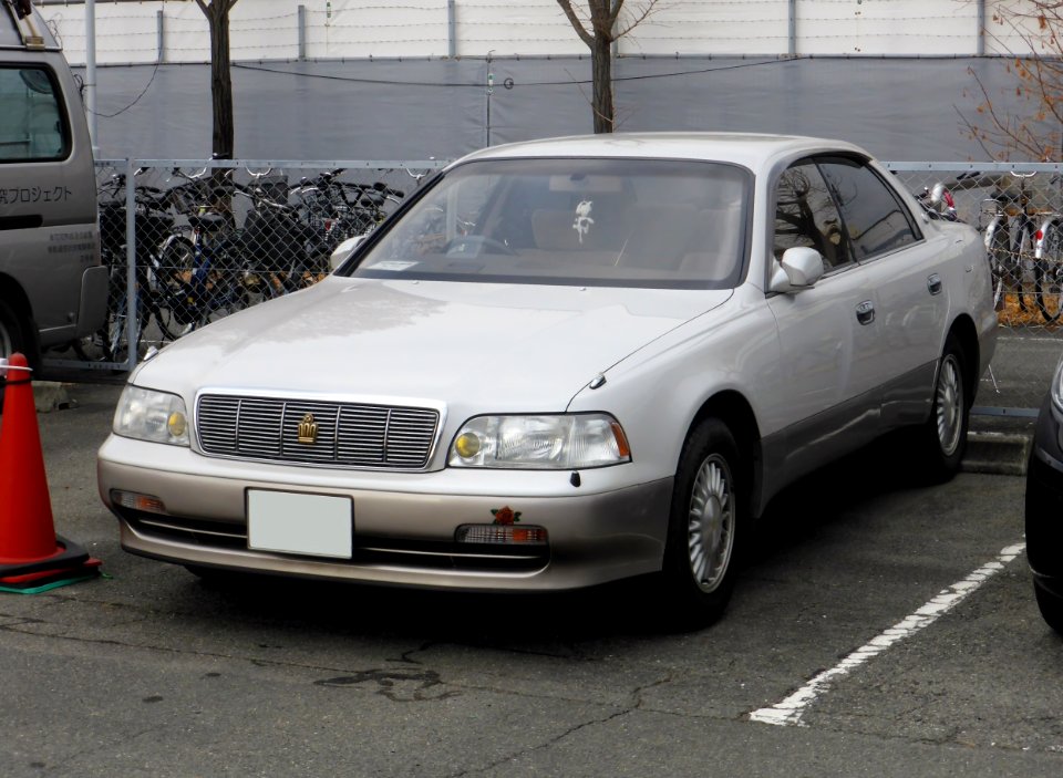 Toyota CROWN MAJESTA (S140) front