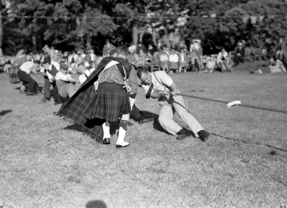 Touwtrekken tijdens de Highland Games op Skye, een negentiende eeuwse voortzetti, Bestanddeelnr 254-2781