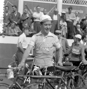 Tour de France , in Charleroi, de Fransman Joseph Thomin (Frankrijk-West, nr.80), Bestanddeelnr 908-7399