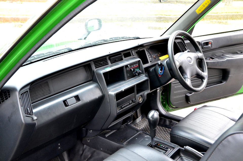 Toyota Crown Comfort TSS10 interior