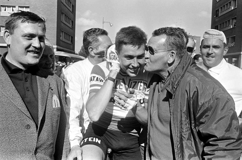 Tour de France , Gerben Karstens winnaar derde etappe wordt gezoend door Kees Pe, Bestanddeelnr 919-2826