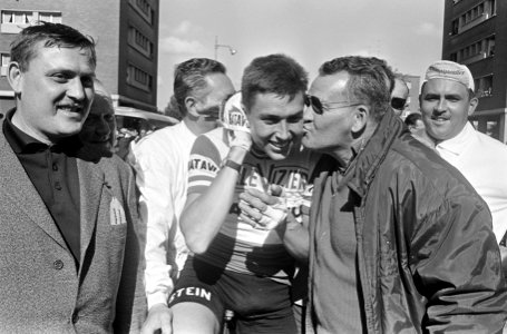 Tour de France , Gerben Karstens winnaar derde etappe wordt gezoend door Kees Pe, Bestanddeelnr 919-2826