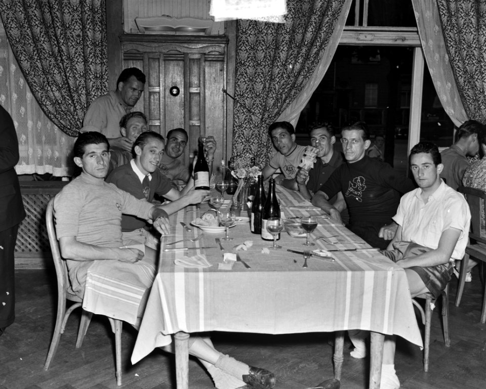 Tour de France. Nederlanders aan het diner, Bestanddeelnr 904-6490