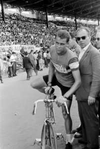 Tour de France , J de Roo op geleende fiets, Bestanddeelnr 911-3759