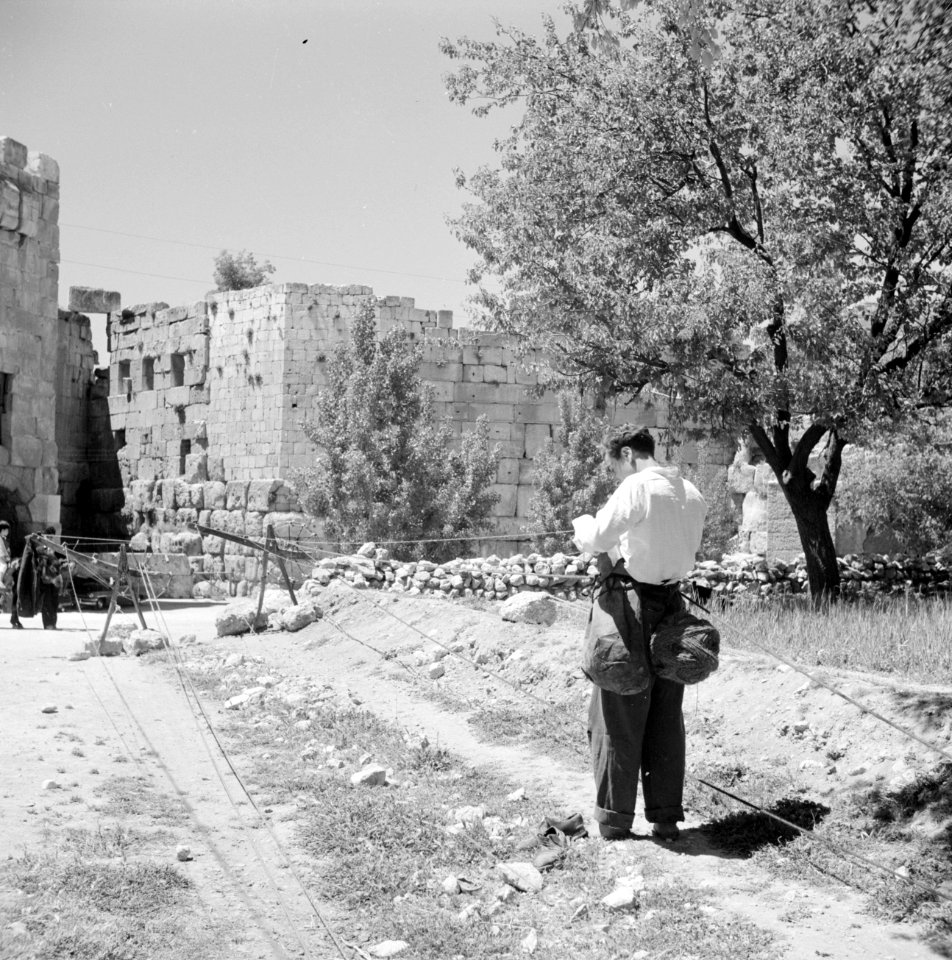Touwslager aan het werk in Ras el-Ain, Bestanddeelnr 255-6505