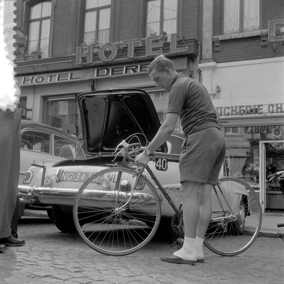Tour de France , in Charleroi, de Nederlandse ploeg. Wout Wagtmans , zijn fiets , Bestanddeelnr 908-7406