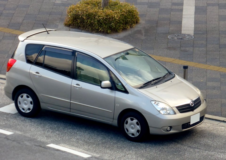 Toyota Corolla Spacio (E120N) front