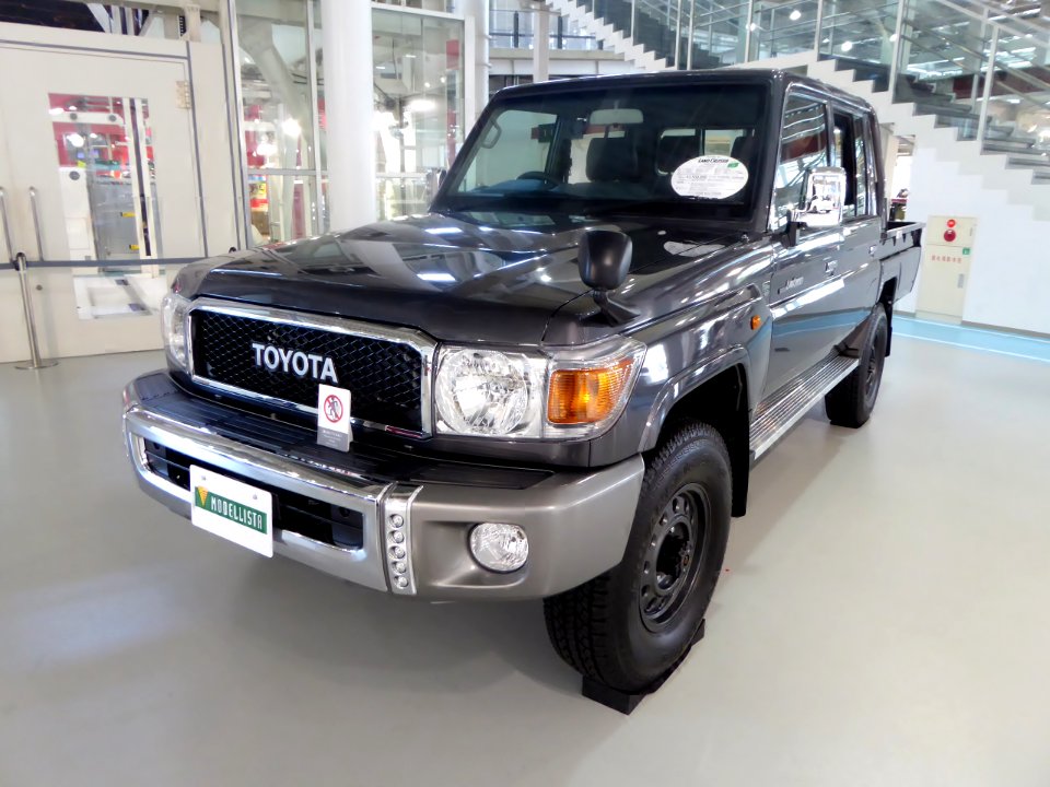 Toyota LAND CRUISER PICKUP "MODELISTA Version" (GRJ79K) front