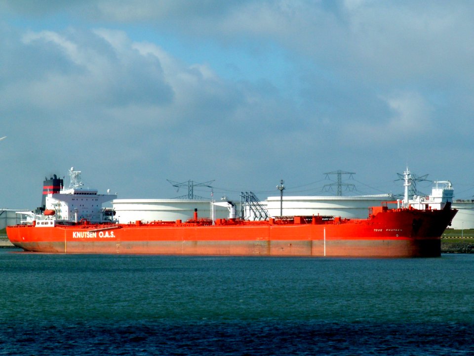Tove Knutsen - IMO 8715546 - Callsign LEOT3 at the '4e Petroleumhaven', Port of Rotterdam, Holland 09-Apr-2006