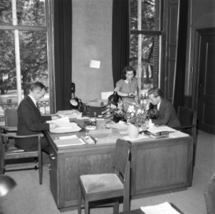 Town-Major-Office van Den Haag Kantoor met ambtenaren, Bestanddeelnr 900-5355