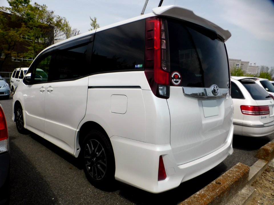 Toyota NOAH Si (R80W) rear
