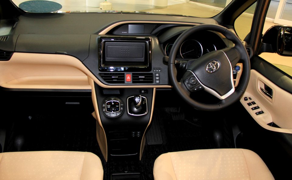 Toyota Noah R80 interior