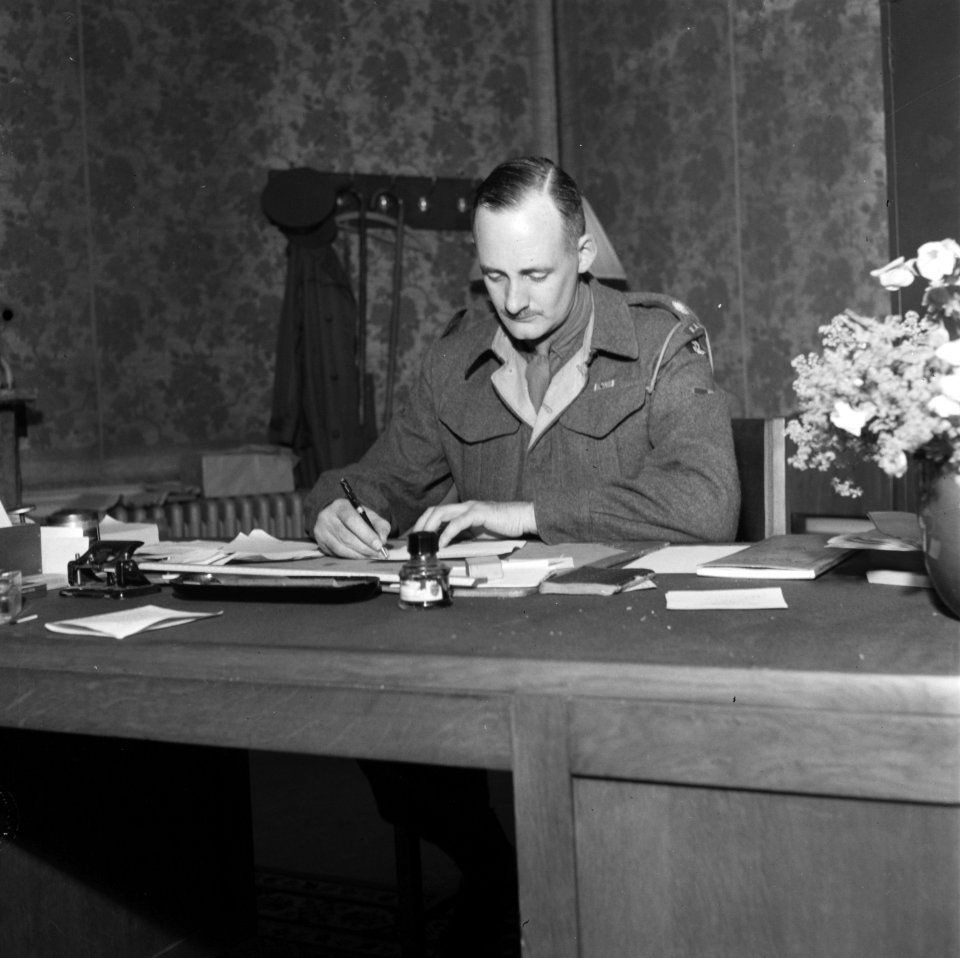 Town-Major-Office van Den Haag. Canadese stadscommandant achter een bureau, Bestanddeelnr 900-5352