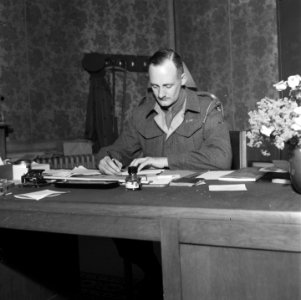 Town-Major-Office van Den Haag. Canadese stadscommandant achter een bureau, Bestanddeelnr 900-5352