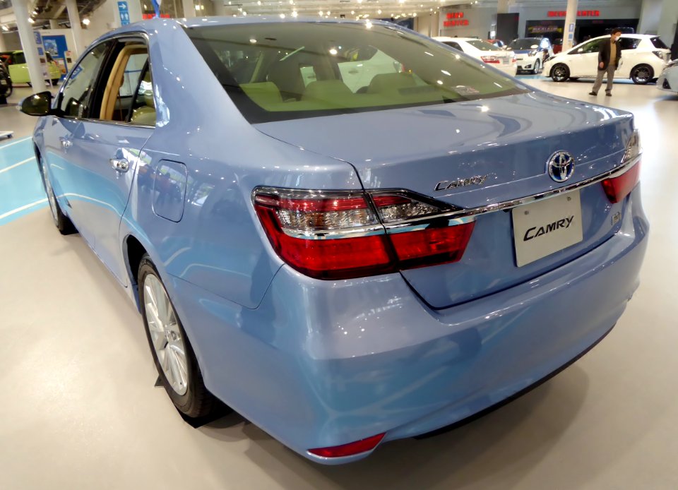 Toyota CAMRY HYBRID "Leather Package" (AVV50) rear