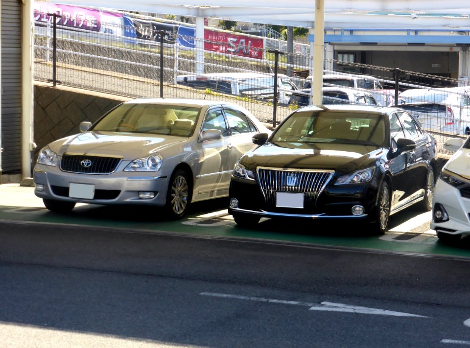Toyota CROWN MAJESTA (S180 & S210) front