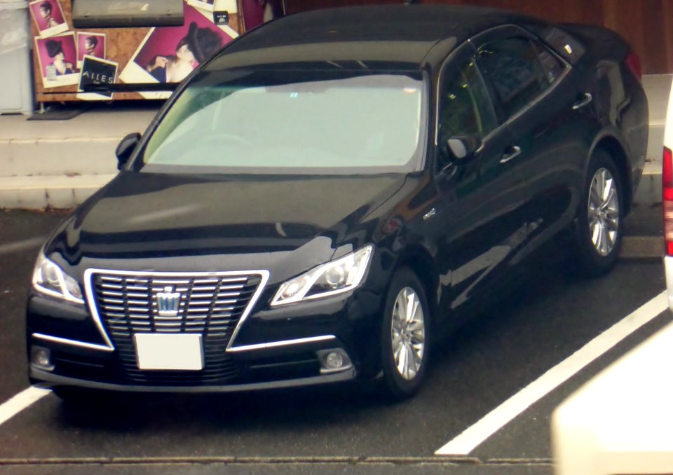 Toyota Crown Hybrid Royal Saloon (S210) front