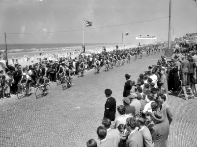 Tour de France , de Tourcaravaan langs boulevard in Noordwijk aan Zee, Bestanddeelnr 906-5823