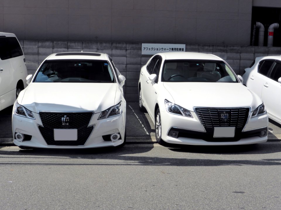 Toyota CROWN ATHLETE & HYBRID Royal Saloon (S210) front