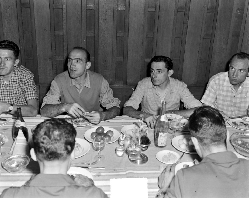 Tour de France. Fiorenzo Magni en Fausto Coppi tijdens maaltijd, Bestanddeelnr 904-6489