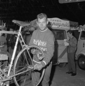 Tour de France , Henk Nijdam aan het sleutelen, Bestanddeelnr 919-2971
