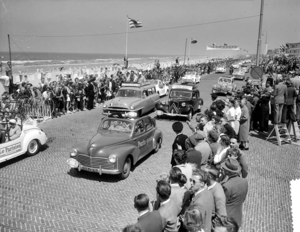 Tour de France , de Tourcaravaan langs boulevard in Noordwijk aan Zee, volgauto', Bestanddeelnr 906-5825