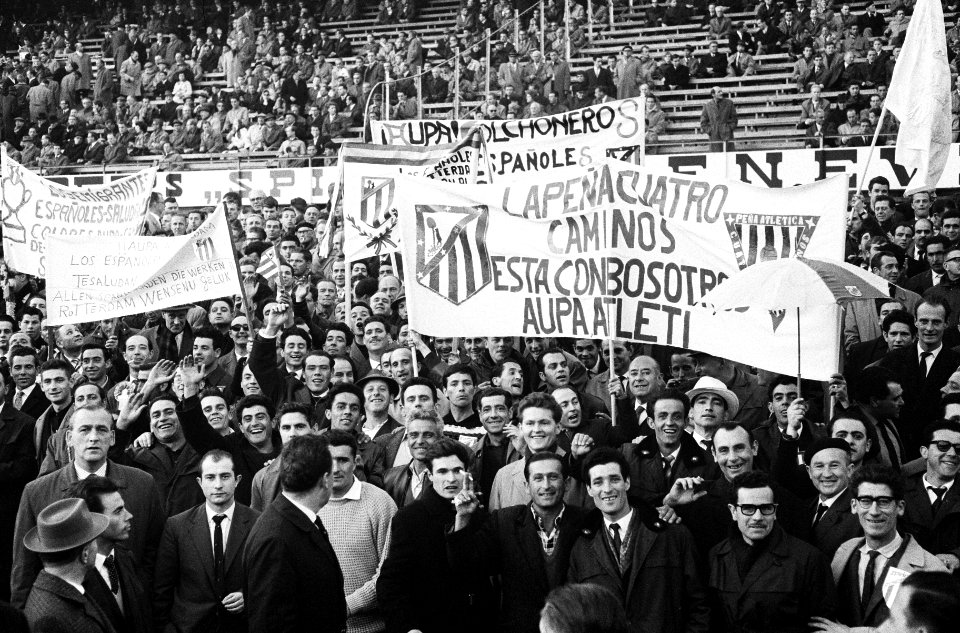 Tottenham Hotspurs tegen Atletico Madrid 5-1 Nr 2, 3 en 4 supporters Atletico , Bestanddeelnr 915-1591